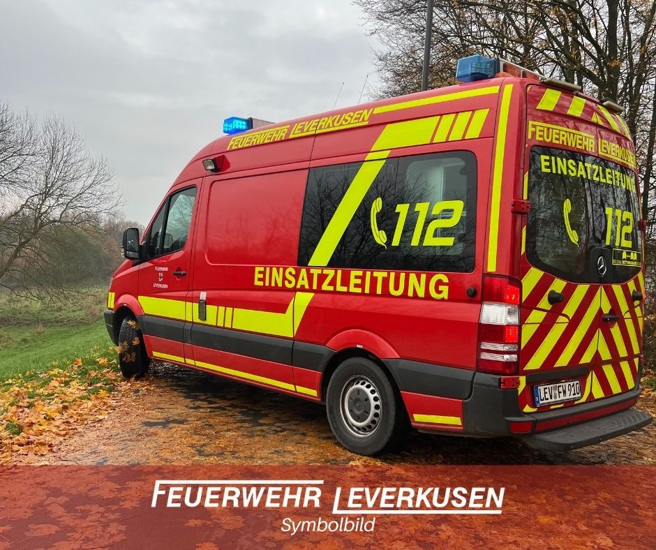 Feuerwehreinsatz bei einem Vegetationsbrand in Leverkusen.