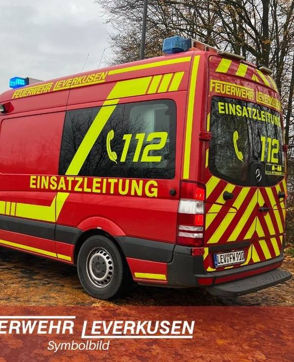 Feuerwehreinsatz bei einem Vegetationsbrand in Leverkusen.