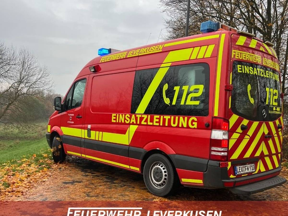 Feuerwehreinsatz bei einem Vegetationsbrand in Leverkusen.