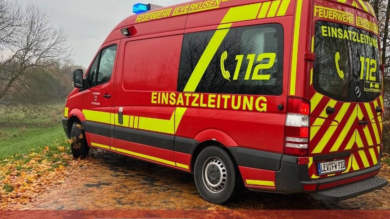Feuerwehreinsatz bei einem Vegetationsbrand in Leverkusen.