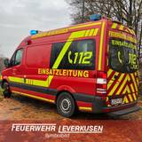 Feuerwehreinsatz bei einem Vegetationsbrand in Leverkusen.