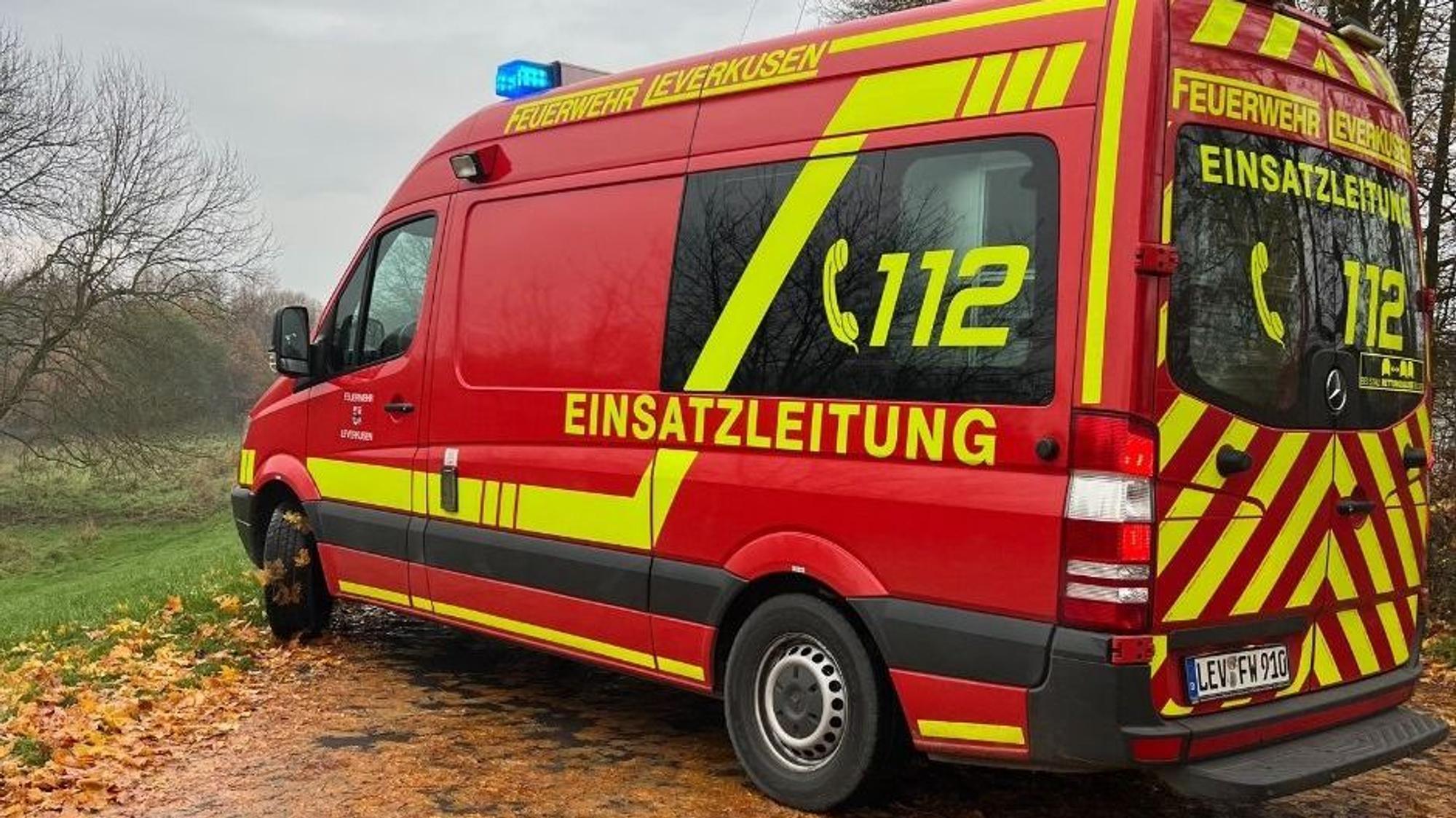 Feuerwehreinsatz bei einem Vegetationsbrand in Leverkusen.