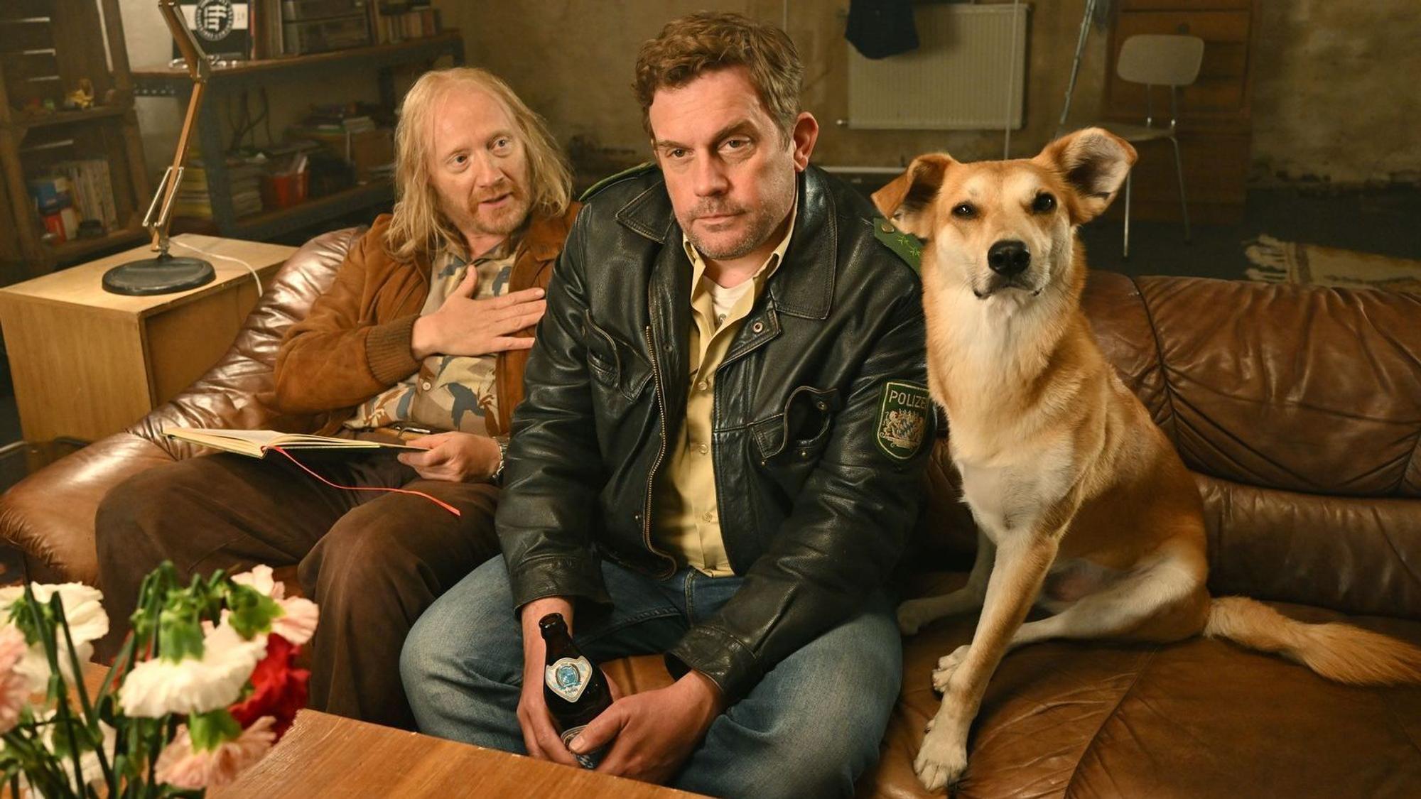 Simon Schwarz (links) spielt in den „Eberhofer“-Krimikomödien den „Rudi“, die Leichtigkit seiner Rollen geht dem Wiener privat jedoch ab. (Bild: Constantin Film Distribution GmbH / Bernd Schuller)