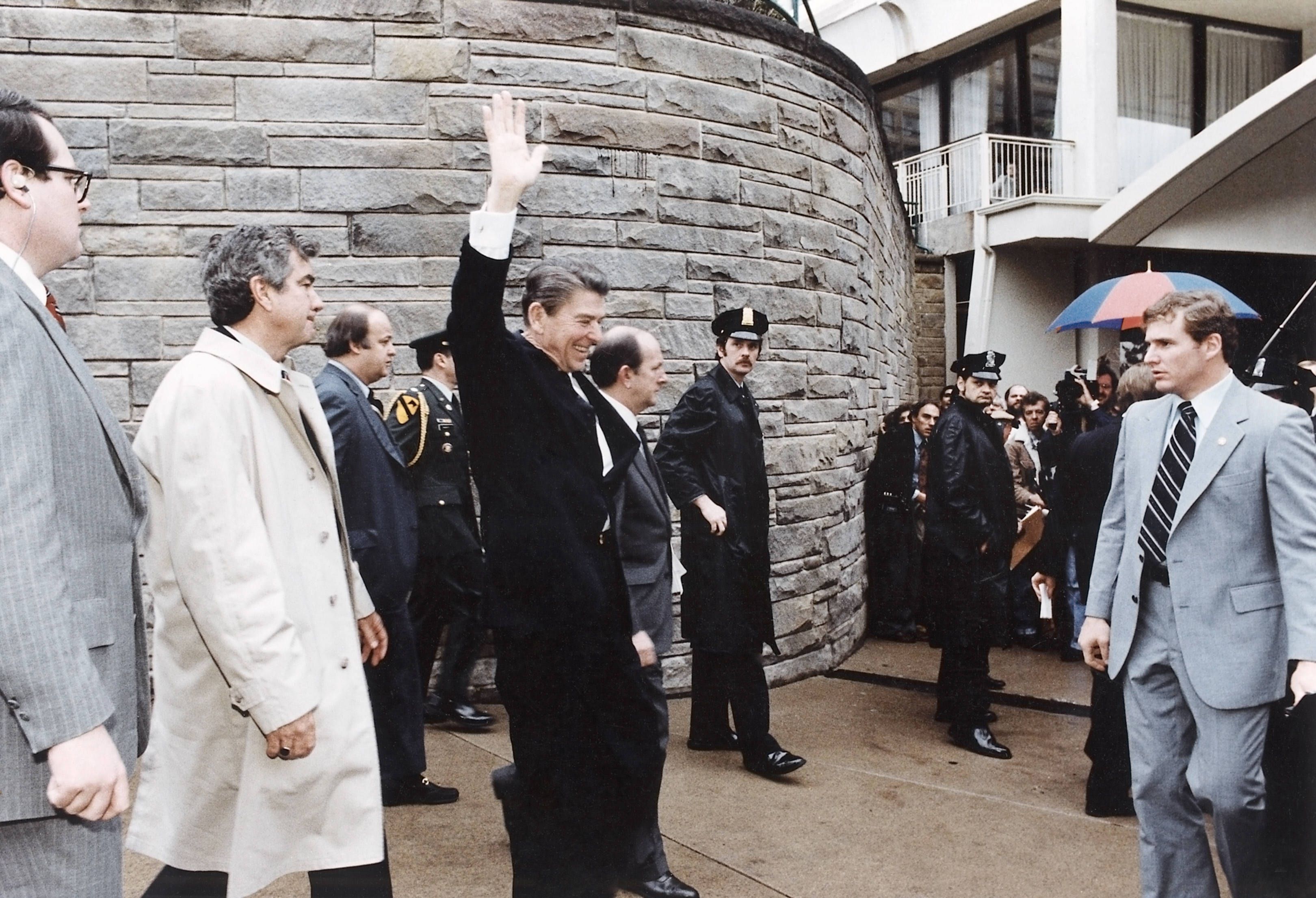 US-Präsident Ronald Reagan vor dem Washington Hilton Hotel in Washington D.C., nur wenige Augenblicke vor dem Attentat durch John Hinckley Jr. am 30. März 1981.