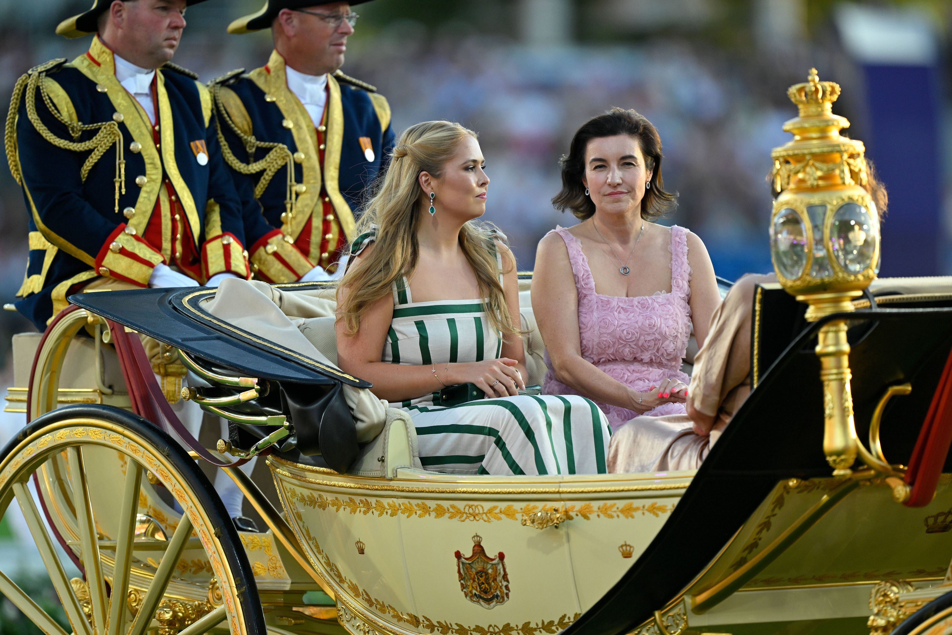 Kronprinzessin Amalia neben Dorothee Bär (CSU), Bundesministerin für Forschung, Technologie und Raumfahrt, in Aachen.