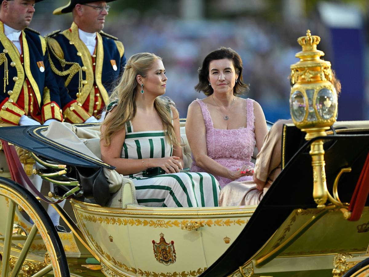 Kronprinzessin Amalia neben Dorothee Bär (CSU), Bundesministerin für Forschung, Technologie und Raumfahrt, in Aachen.