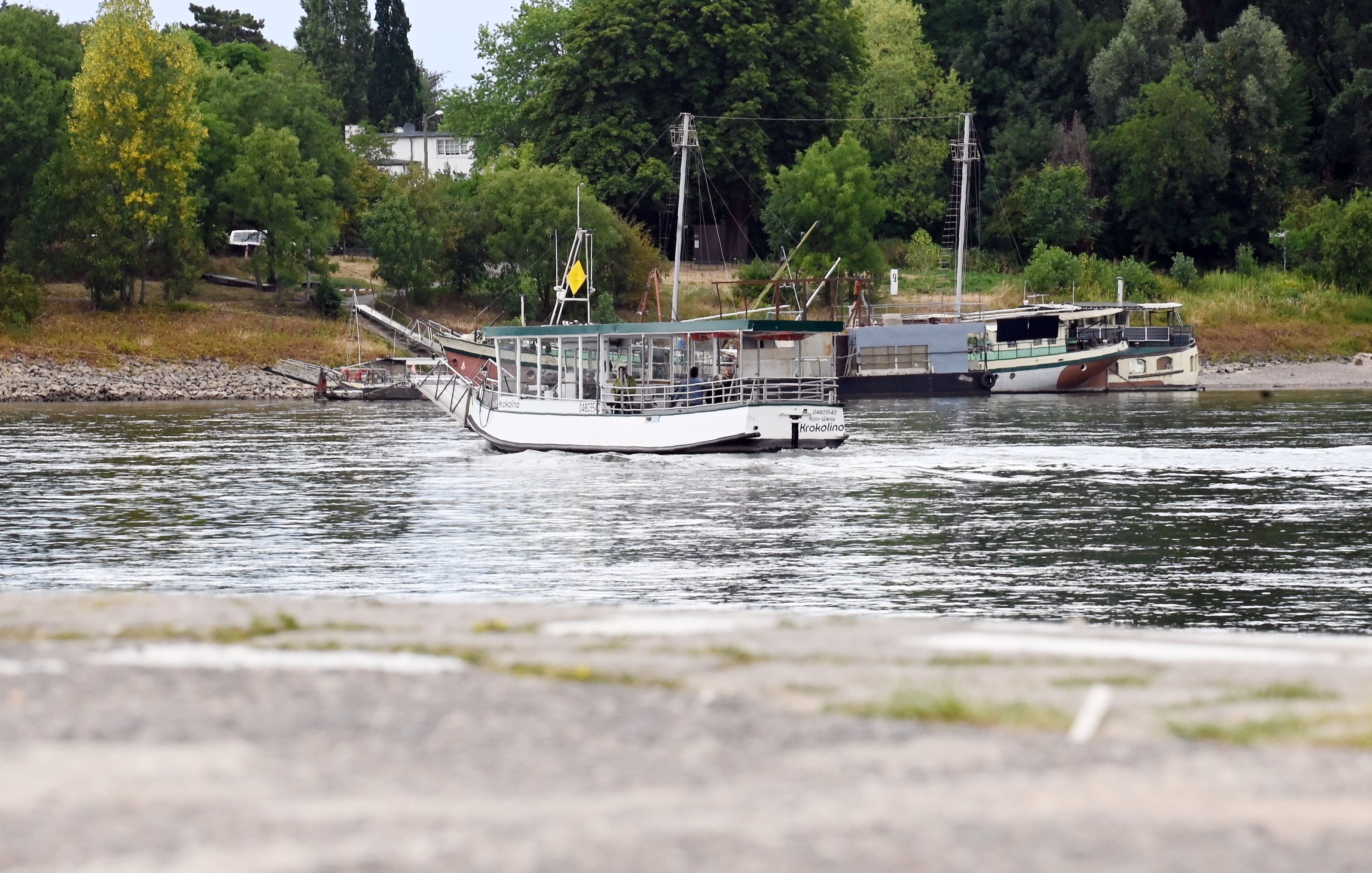 Eine Fähre ankert am Ufer.
