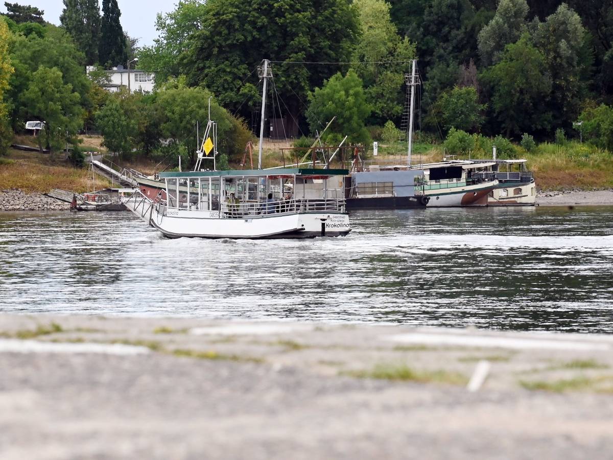 Eine Fähre ankert am Ufer.