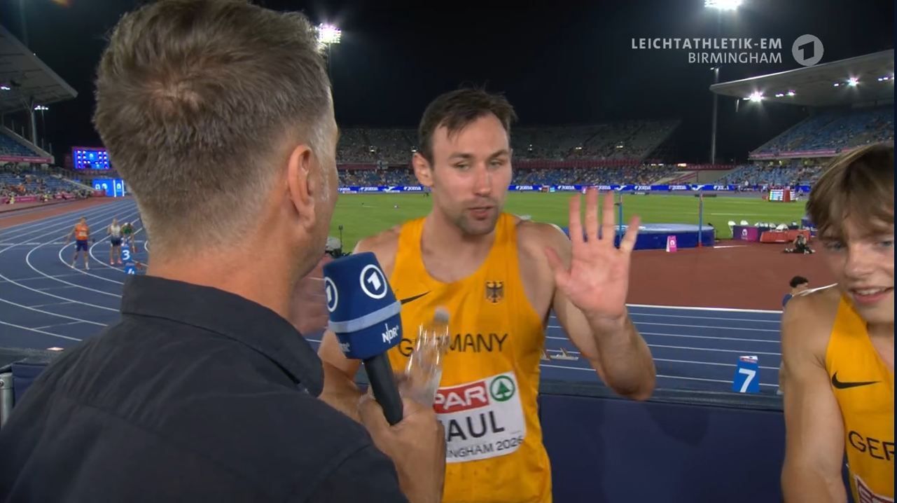 Niklas Kaul hebt entschuldigend die Hand.