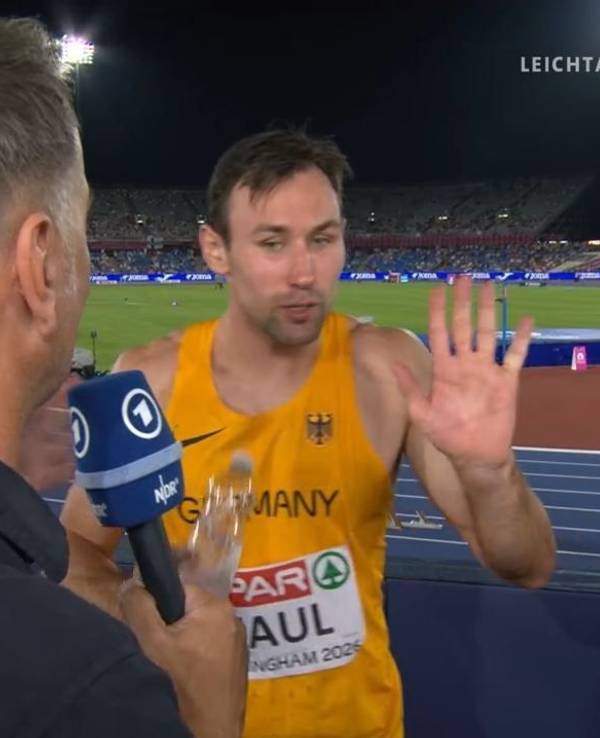 Niklas Kaul hebt entschuldigend die Hand.