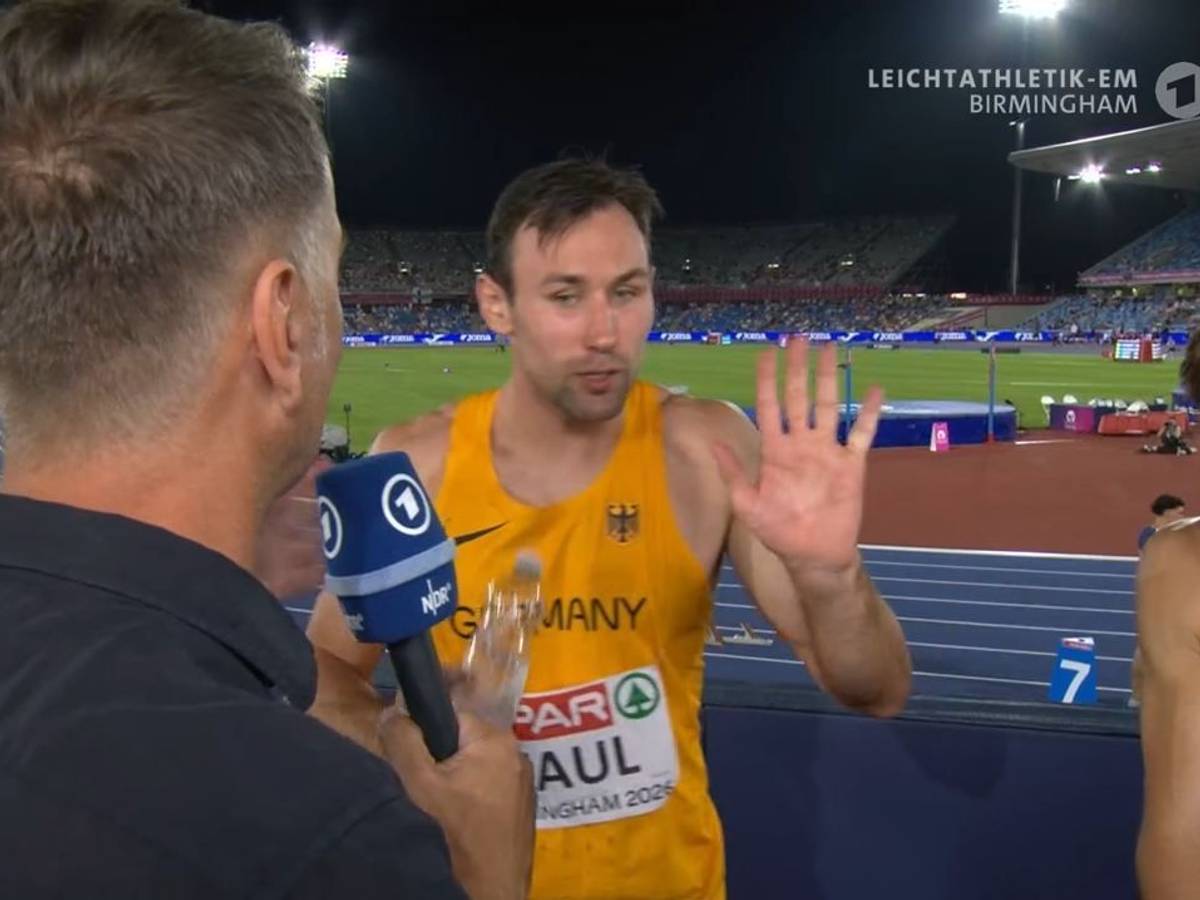 Niklas Kaul hebt entschuldigend die Hand.
