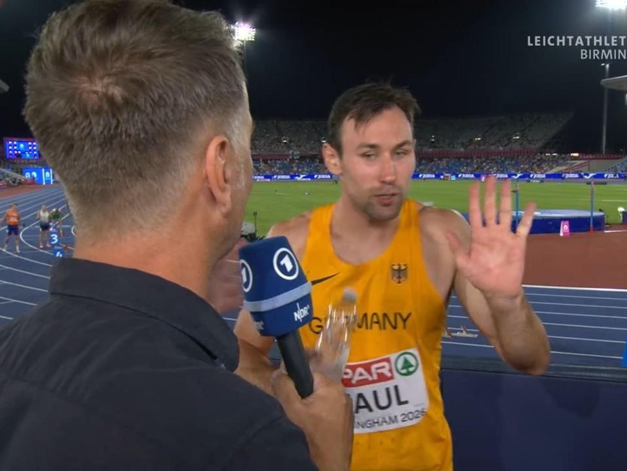 Niklas Kaul hebt entschuldigend die Hand.