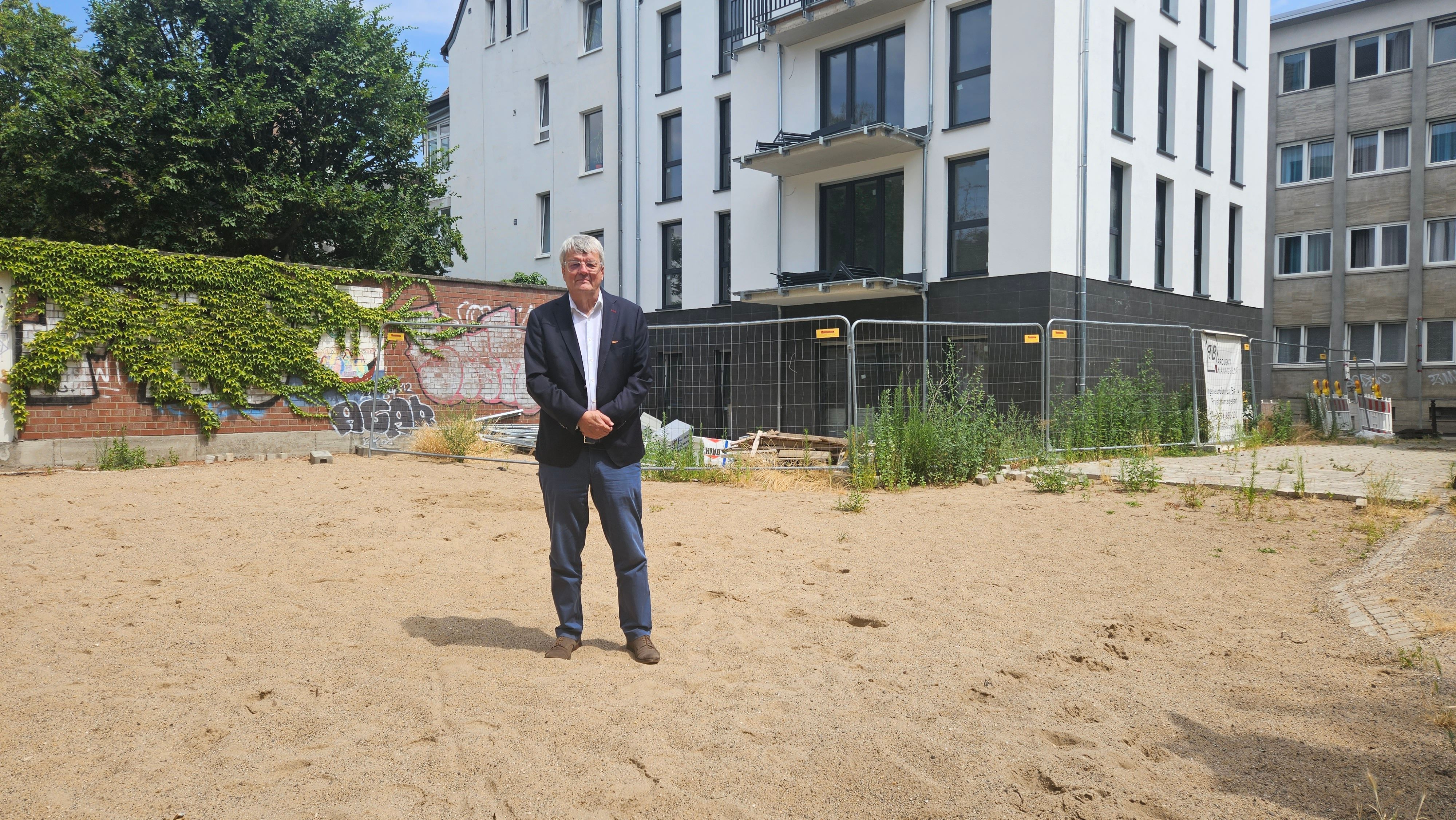 Reinhard Houben (FDP) ist empört über die Zustände auf dem Spielplatz.