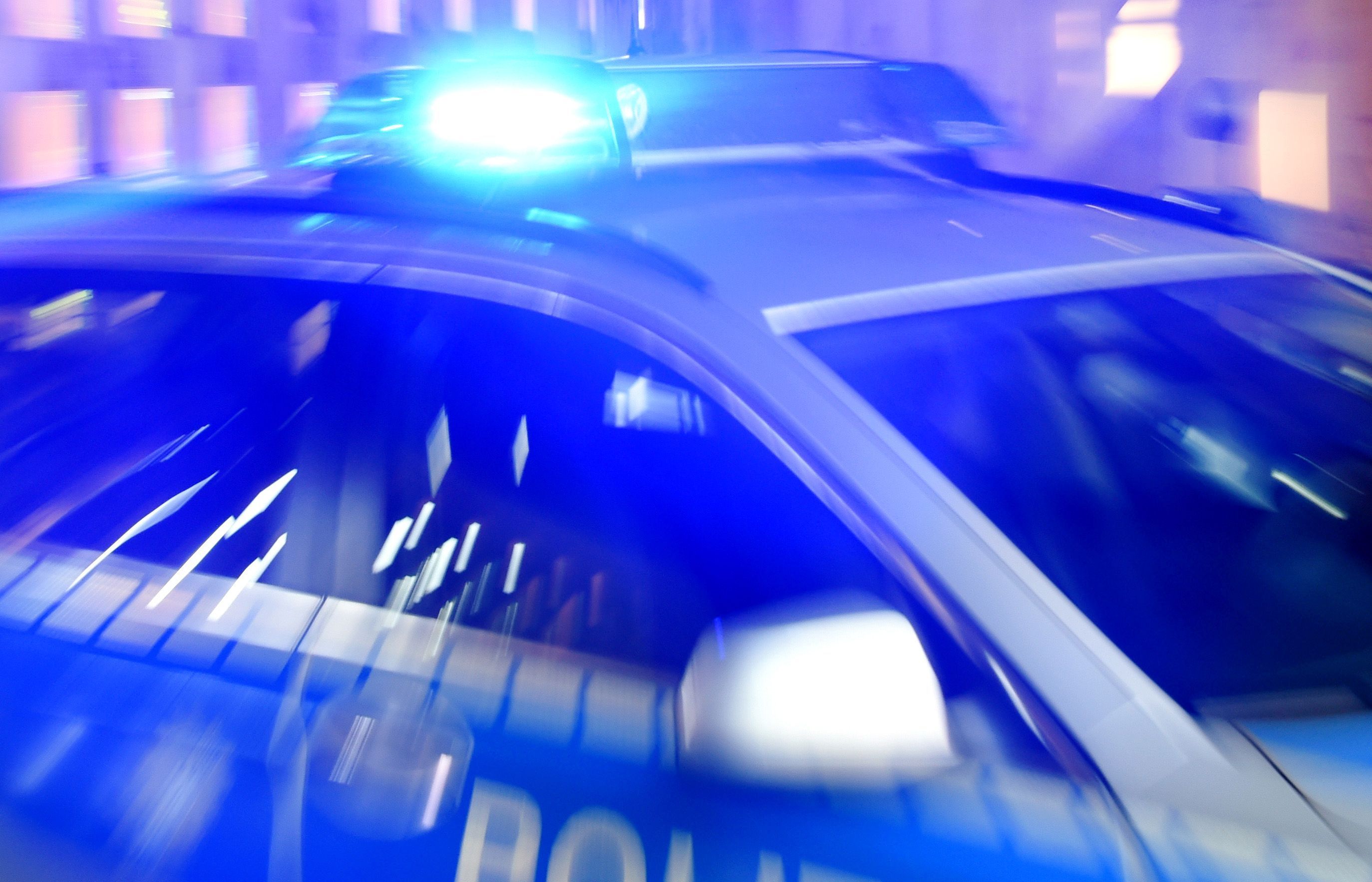 Ein Streifenwagen der Polizei steht mit eingeschaltetem Blaulicht auf der Straße. (Symbolfoto)