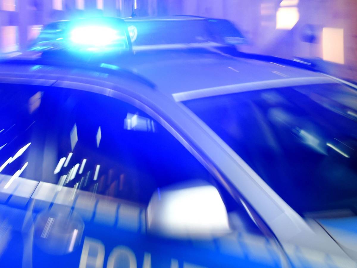 Ein Streifenwagen der Polizei steht mit eingeschaltetem Blaulicht auf der Straße. (Symbolfoto)