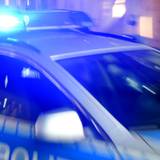 Ein Streifenwagen der Polizei steht mit eingeschaltetem Blaulicht auf der Straße. (Symbolfoto)