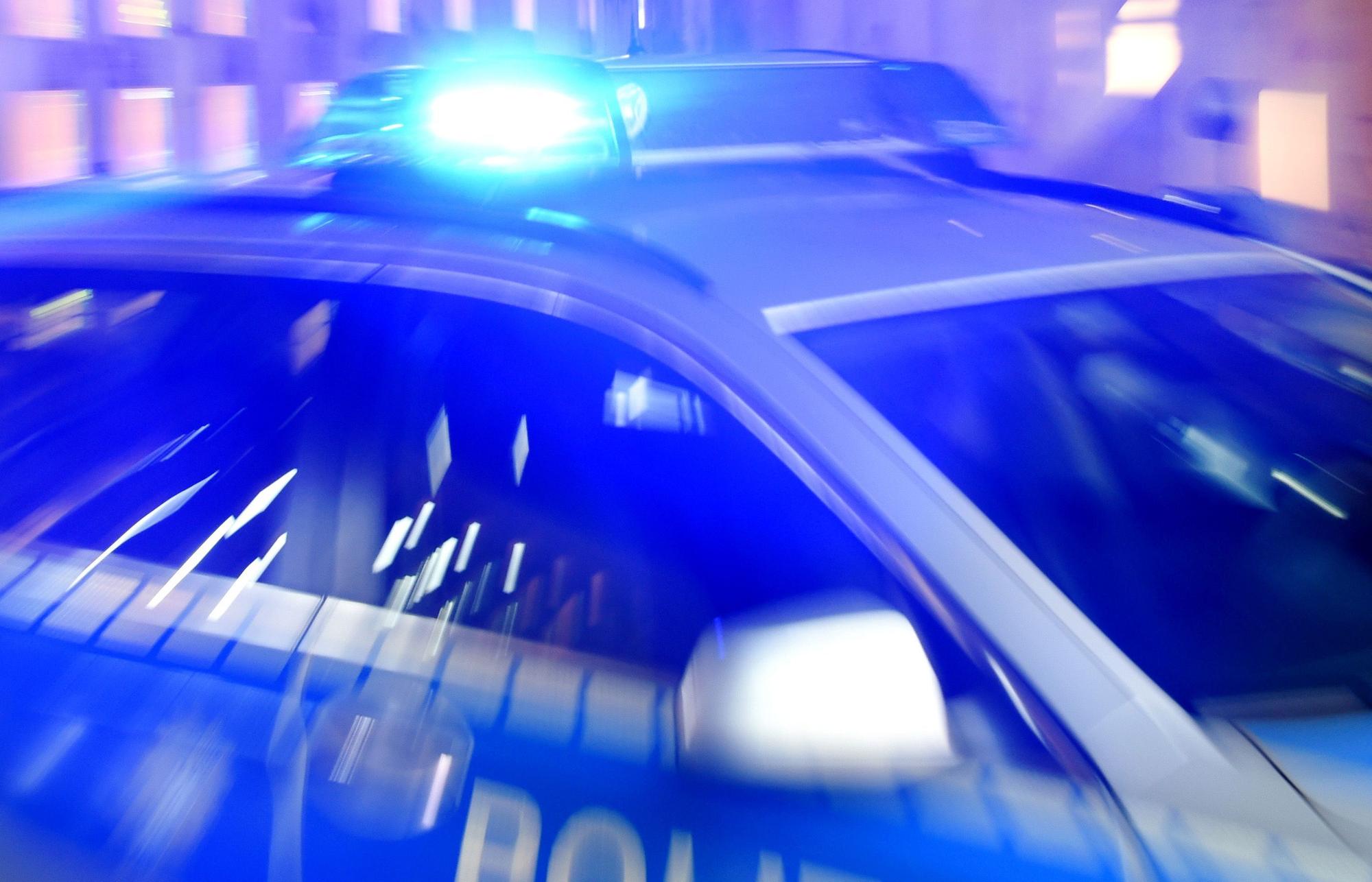 Ein Streifenwagen der Polizei steht mit eingeschaltetem Blaulicht auf der Straße. (Symbolfoto)