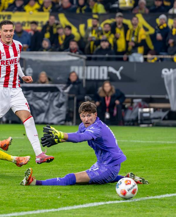 Said El Mala schießt den Ball an Gregor Kobel vorbei.
