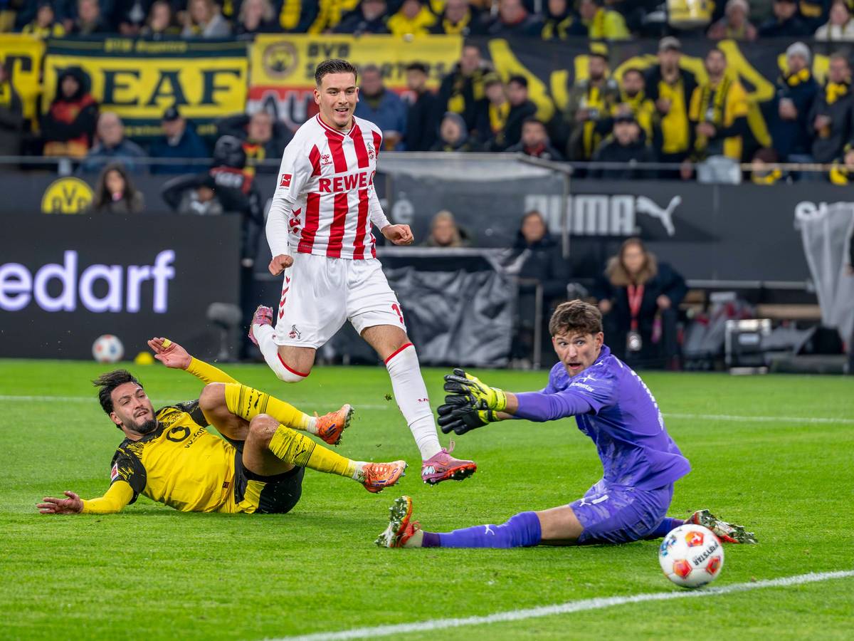 Said El Mala schießt den Ball an Gregor Kobel vorbei.