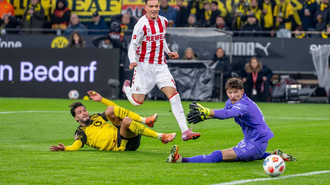 Said El Mala schießt den Ball an Gregor Kobel vorbei.