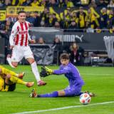 Said El Mala schießt den Ball an Gregor Kobel vorbei.