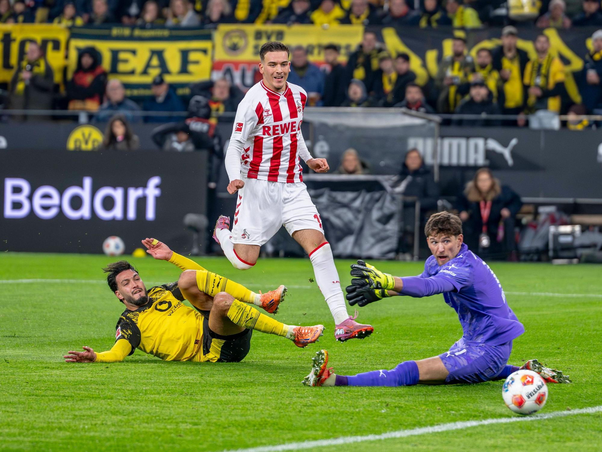 Said El Mala schießt den Ball an Gregor Kobel vorbei.