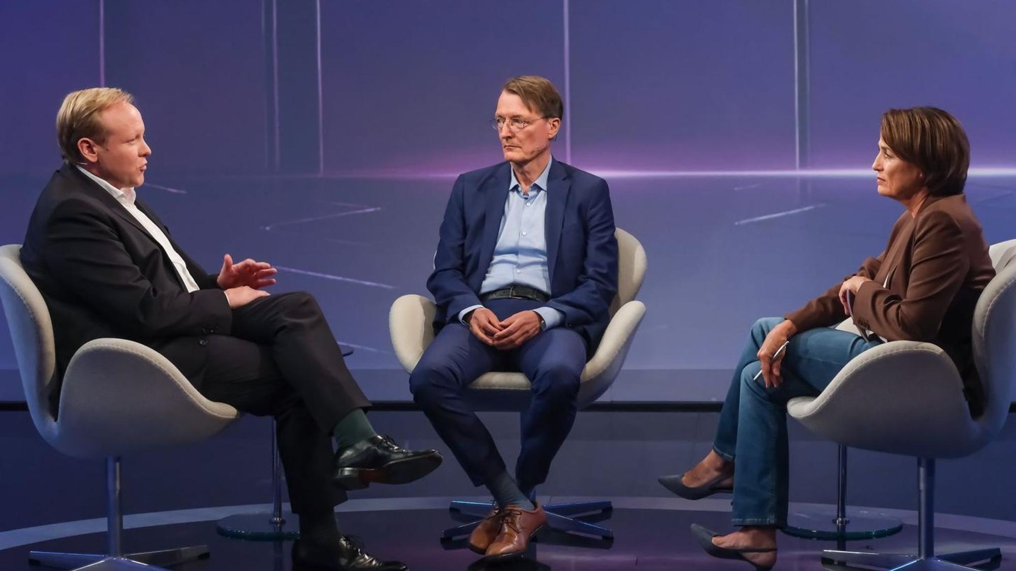 Tilman Kuban (links) und Karl Lauterbach waren bei Sandra Maischberger zu Gast. (Bild: WDR/Oliver Ziebe)