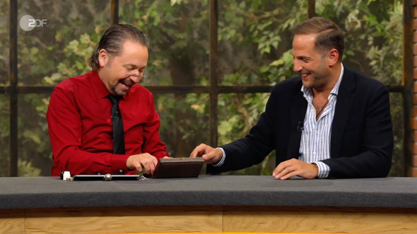 In der Mittwochsausgabe der ZDF-Trödelshow „Bares für Rares“ (Bild: Wolfgang Pauritsch, links, und Julian Schmitz-Avila) sorgten zwei besonders hübschen Silberschalen für jede Menge Aufsehen. (Bild: ZDF)