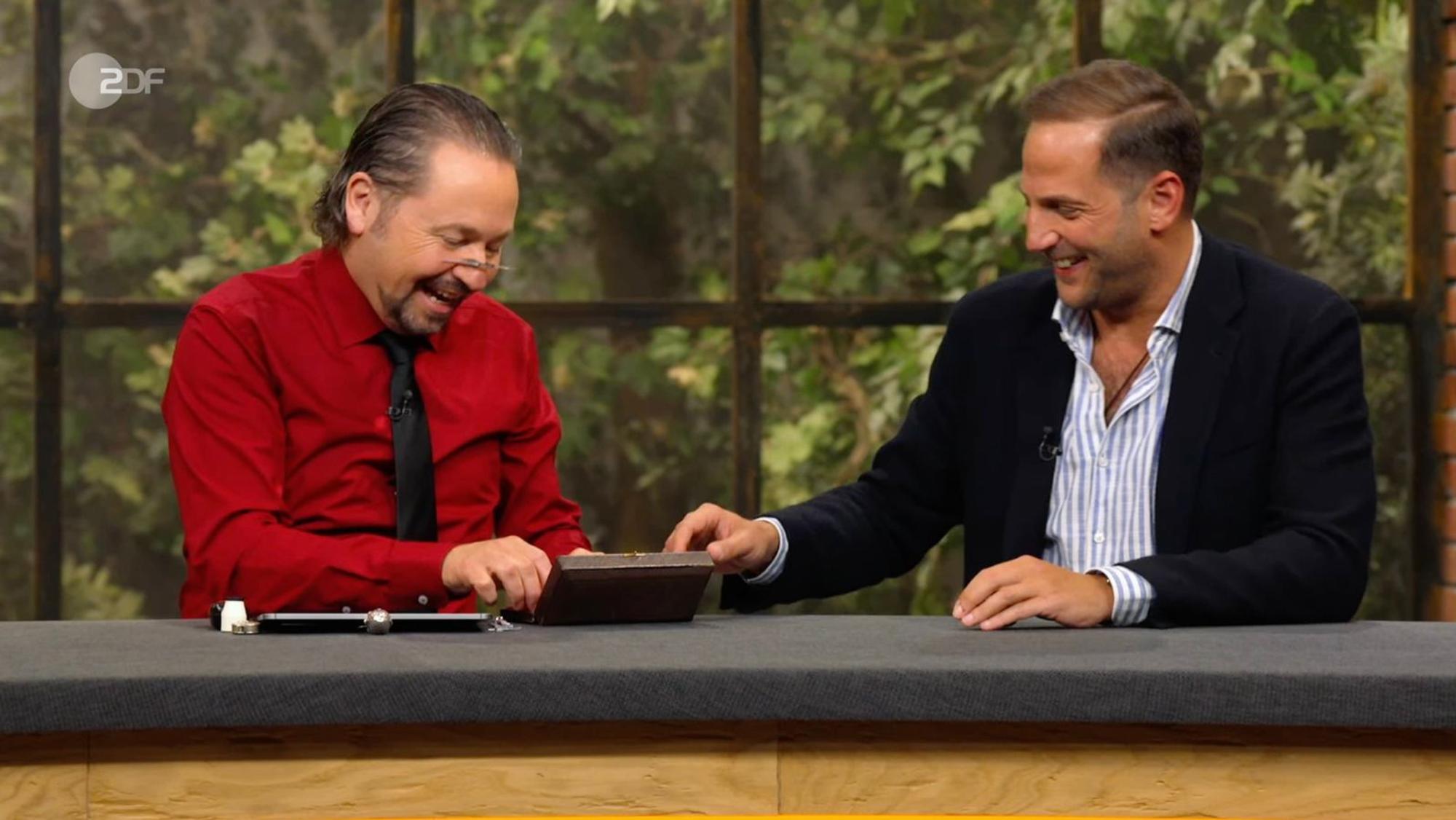 In der Mittwochsausgabe der ZDF-Trödelshow „Bares für Rares“ (Bild: Wolfgang Pauritsch, links, und Julian Schmitz-Avila) sorgten zwei besonders hübschen Silberschalen für jede Menge Aufsehen. (Bild: ZDF)