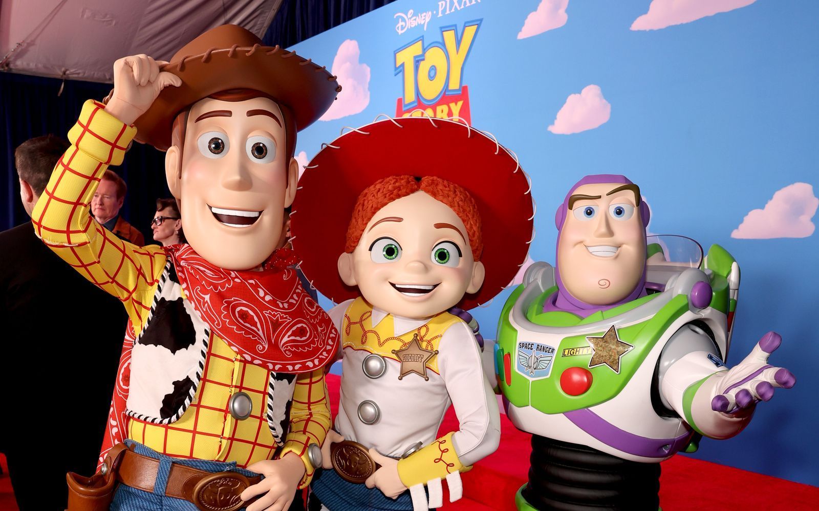 Kult-Spielzeugt mit Red-Carpet-Abo: Woody, Jessie und Buzz Lightyear bei der „Toy Story 5“-Premiere in Los Angeles. (Bild: 2026 Getty Images/Jesse Grant)