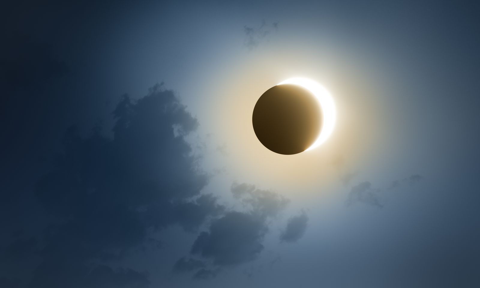 Am Mittwochabend schiebt sich der Mond vor die Sonne und verursacht eine Sonnenfinsternis. (Bild: peterschreiber.media)