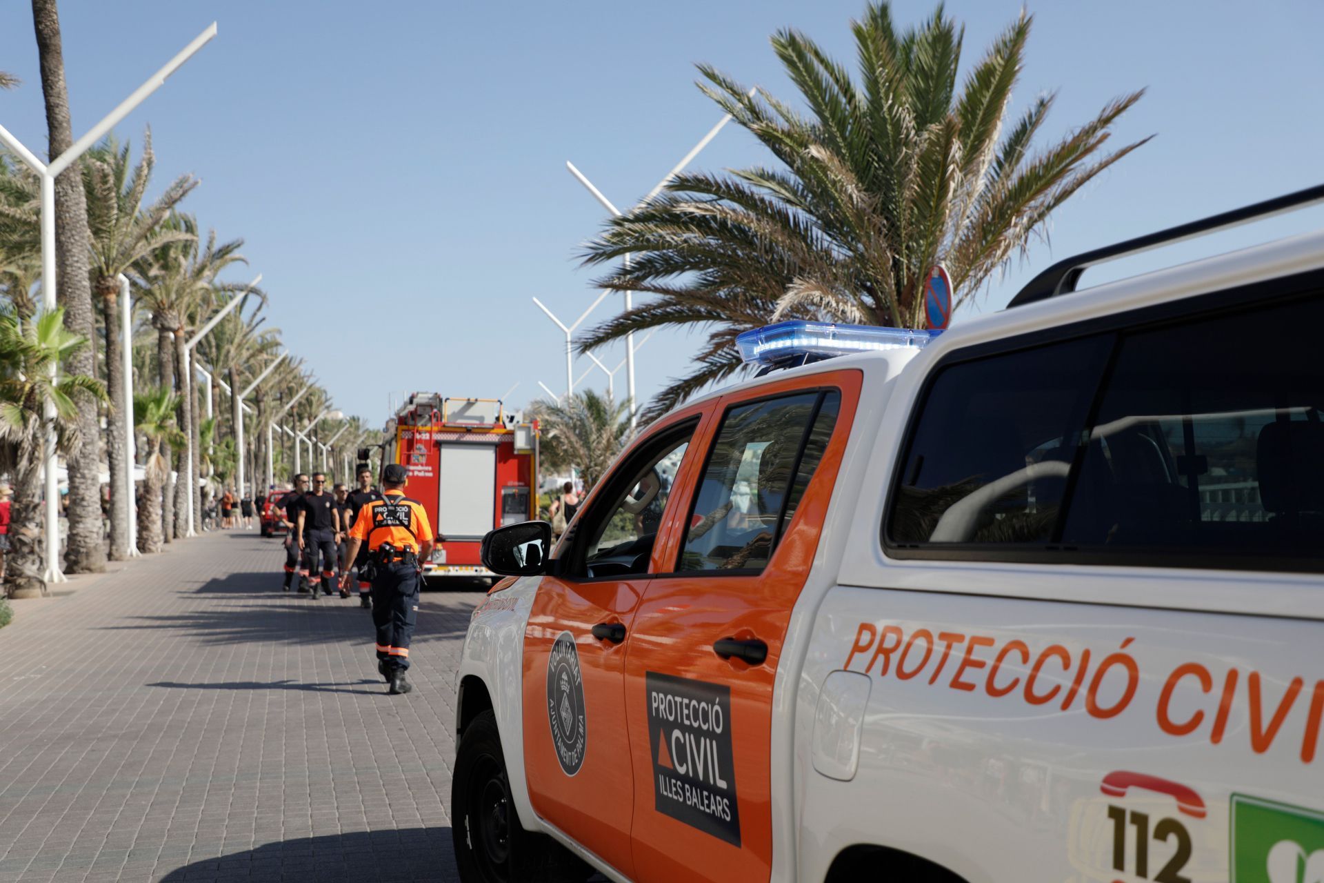 Einheiten des spanischen Zivilschutzes sind vor der Sonnenfinsternis am Strand von Palma im Einsatz.