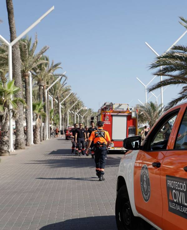 Einheiten des spanischen Zivilschutzes sind vor der Sonnenfinsternis am Strand von Palma im Einsatz.