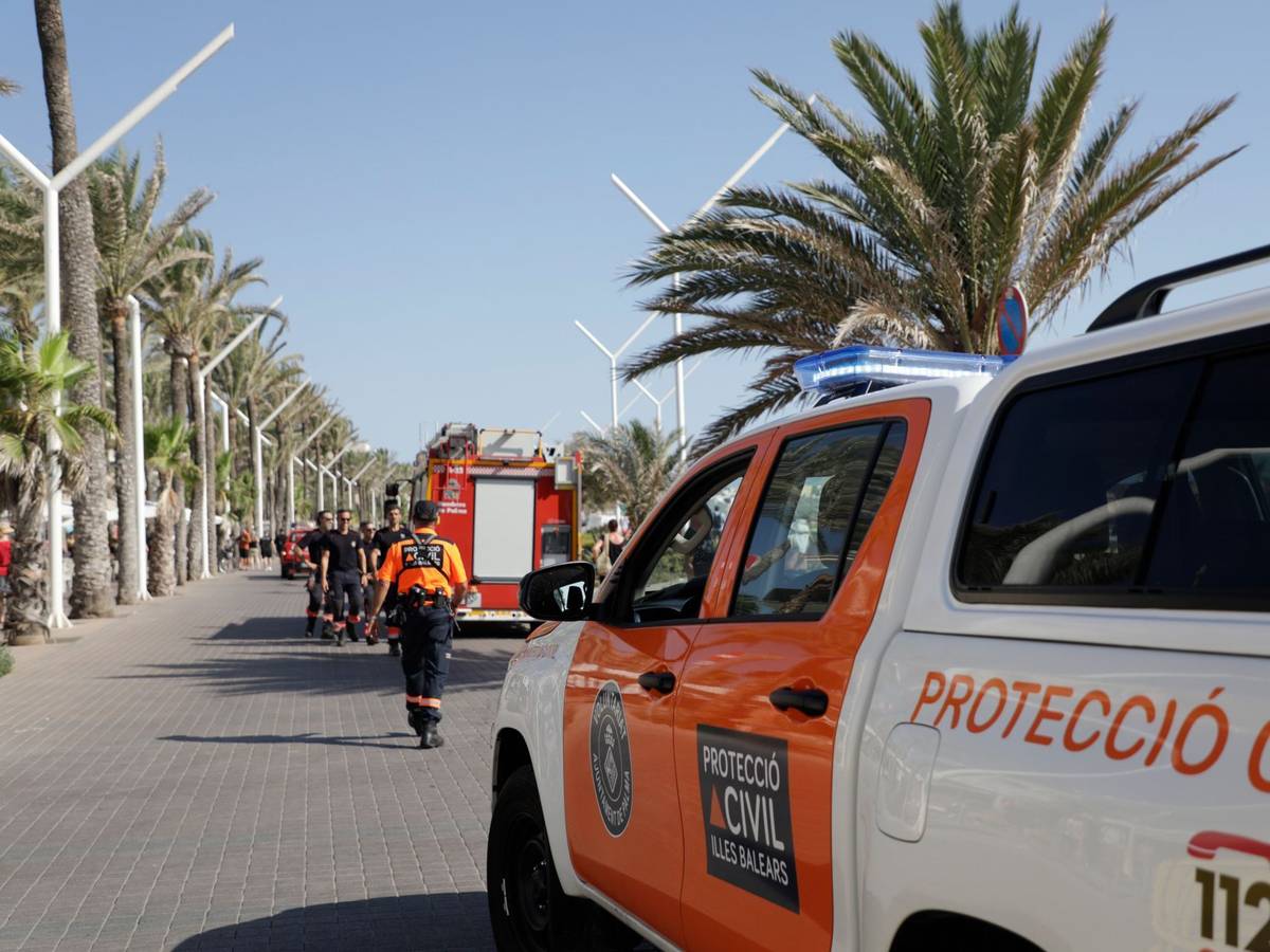 Einheiten des spanischen Zivilschutzes sind vor der Sonnenfinsternis am Strand von Palma im Einsatz.