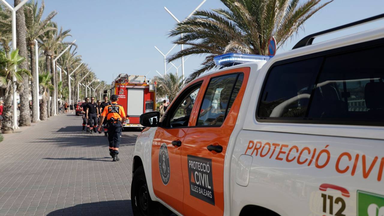 Einheiten des spanischen Zivilschutzes sind vor der Sonnenfinsternis am Strand von Palma im Einsatz.