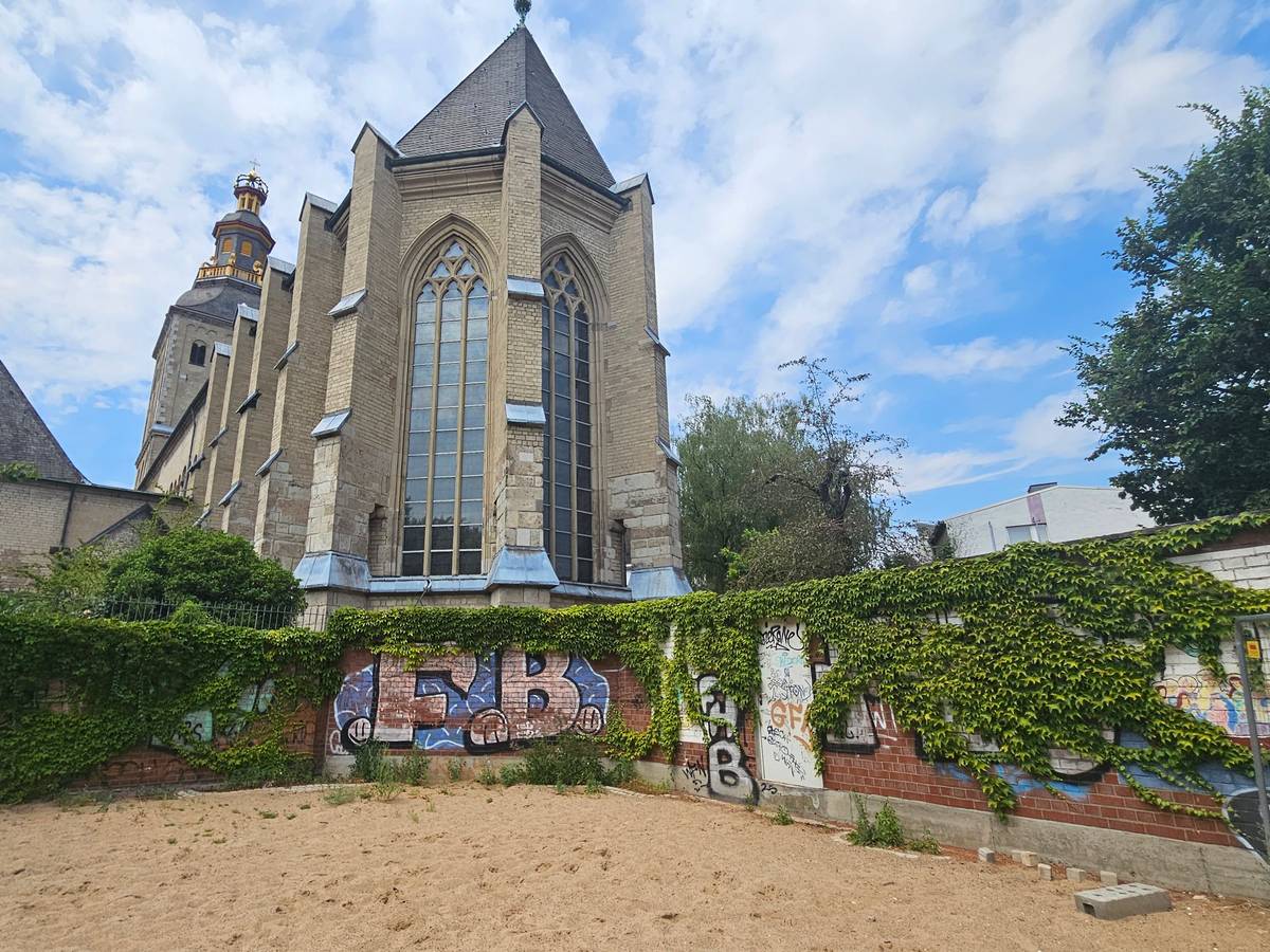 Grafitti auf dem Spielplatz im Schatten von St. Ursula