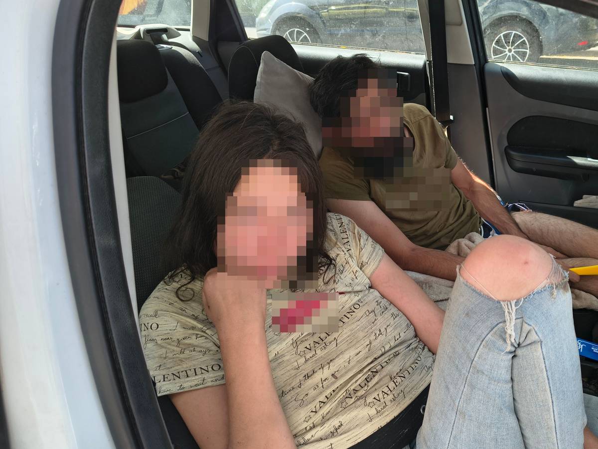 Seit circa vier Wochen haust das Paar in diesem Auto auf der Escher Straße in Köln-Nippes.