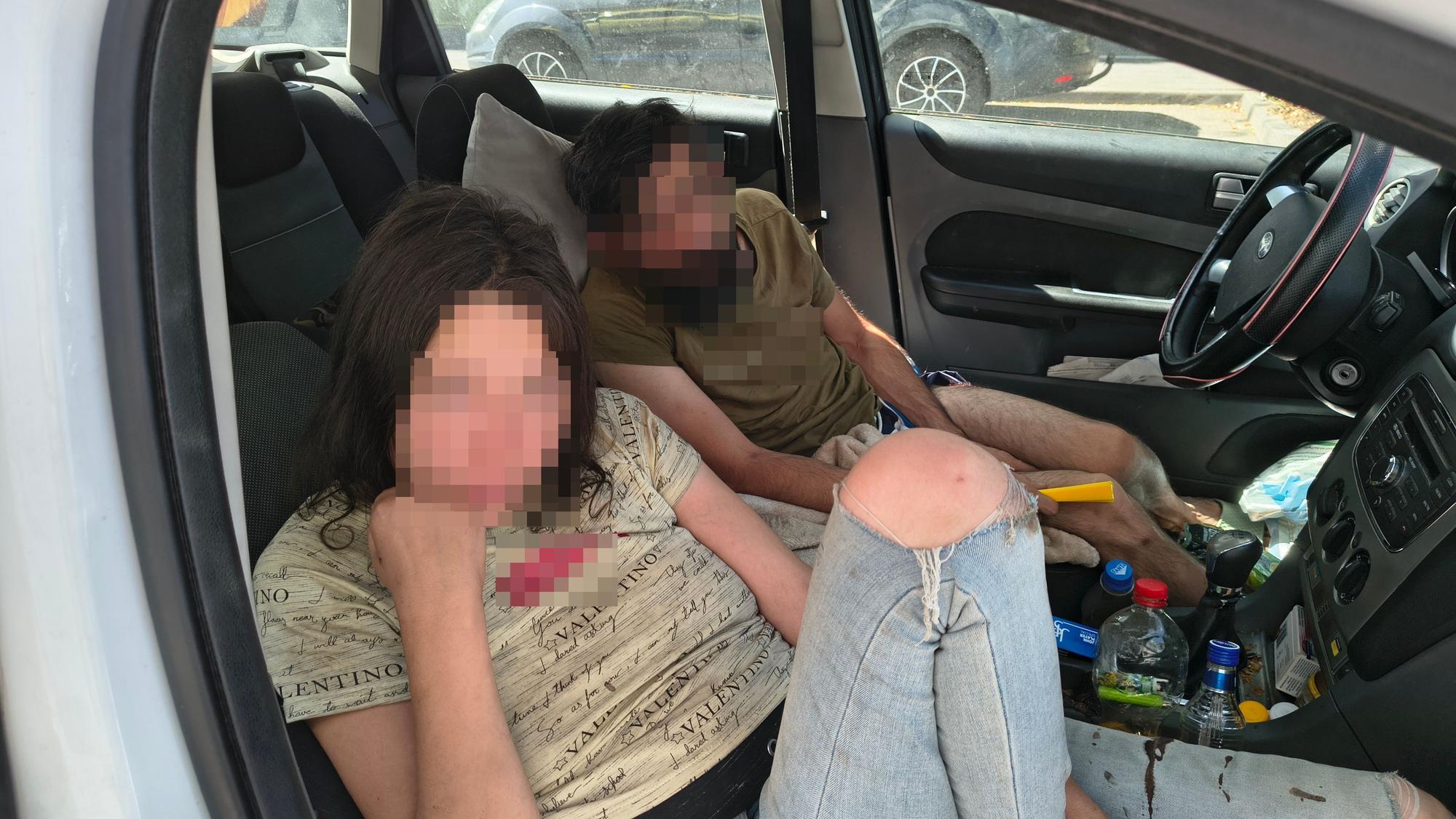 Seit circa vier Wochen haust das Paar in diesem Auto auf der Escher Straße in Köln-Nippes.