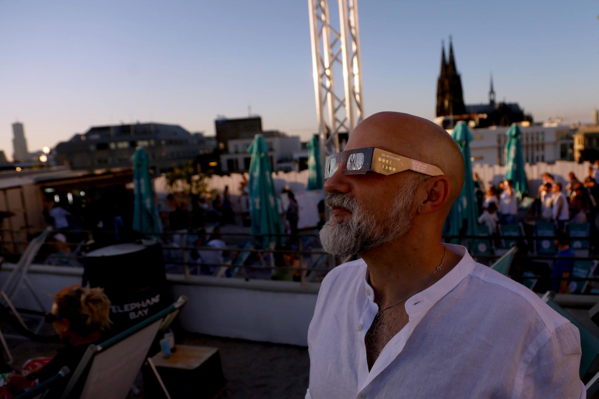 Mann mit Schutzbrille.