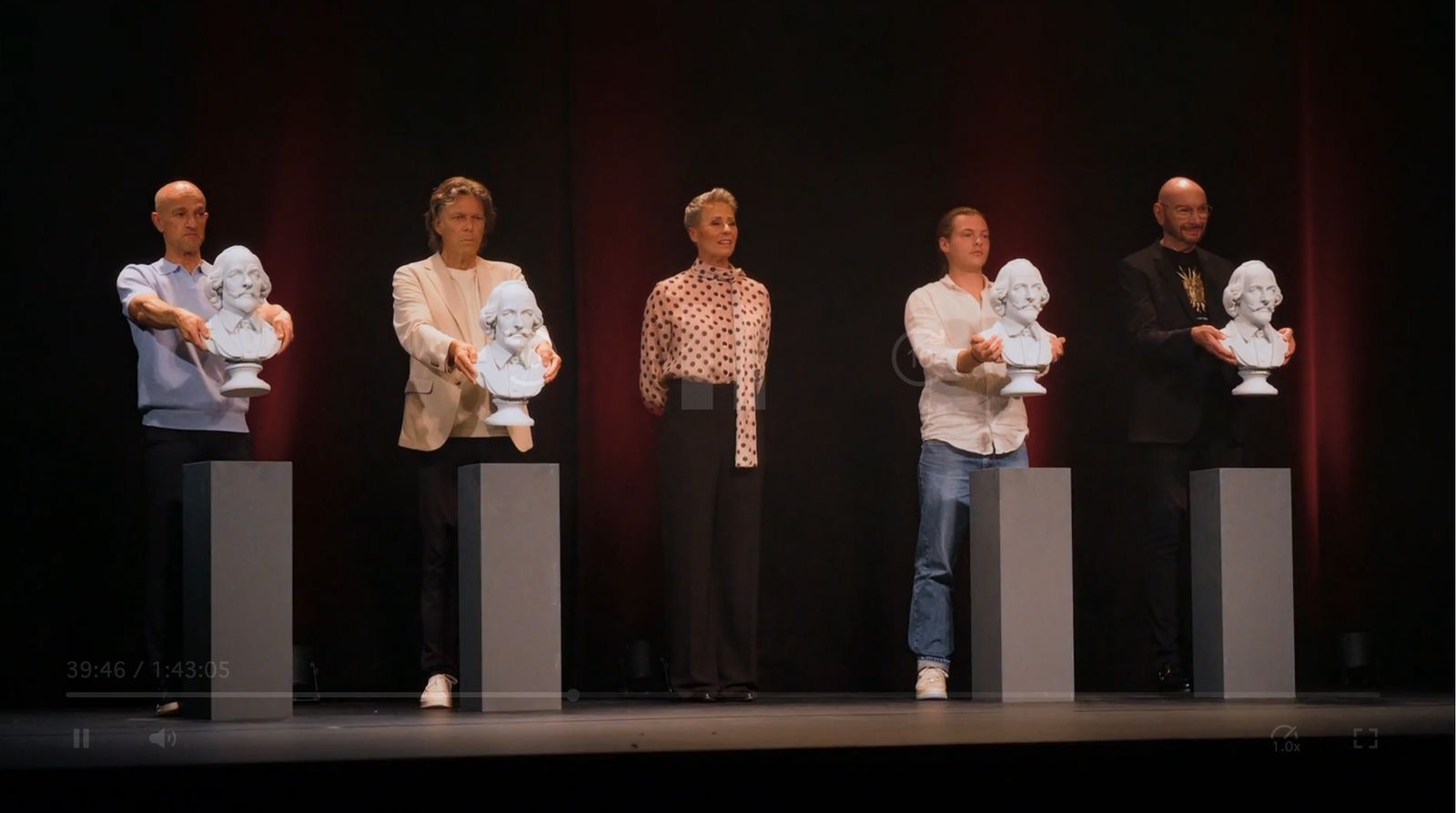 Wer kann am besten schauspielern - also sich verstellen? Beim Theaterspiel geht's genau darum, von links: Peyman Amin, Urs Meier, Gabriel Kelly und Ralph Morgenstern geben ihr Bestes.  (Bild: RTL)