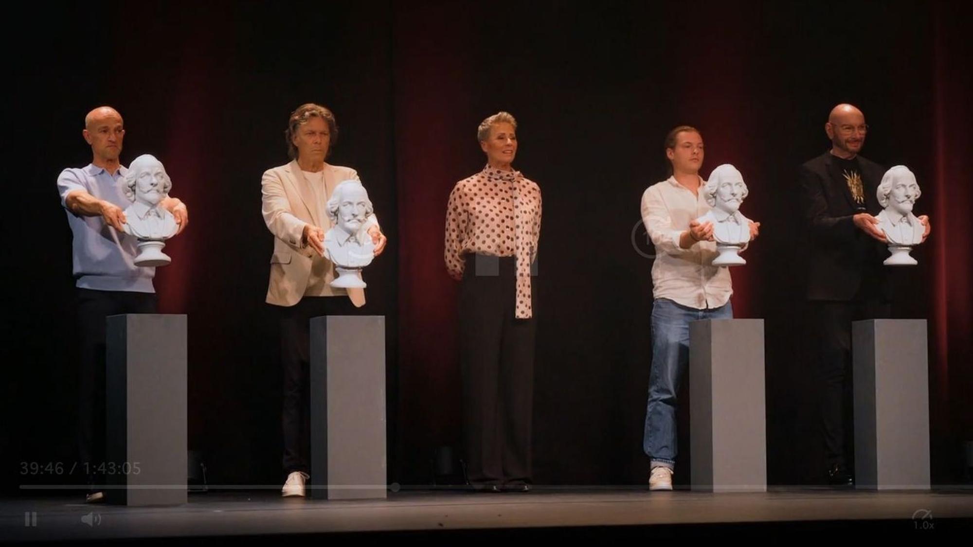 Wer kann am besten schauspielern - also sich verstellen? Beim Theaterspiel geht's genau darum, von links: Peyman Amin, Urs Meier, Gabriel Kelly und Ralph Morgenstern geben ihr Bestes. (Bild: RTL)