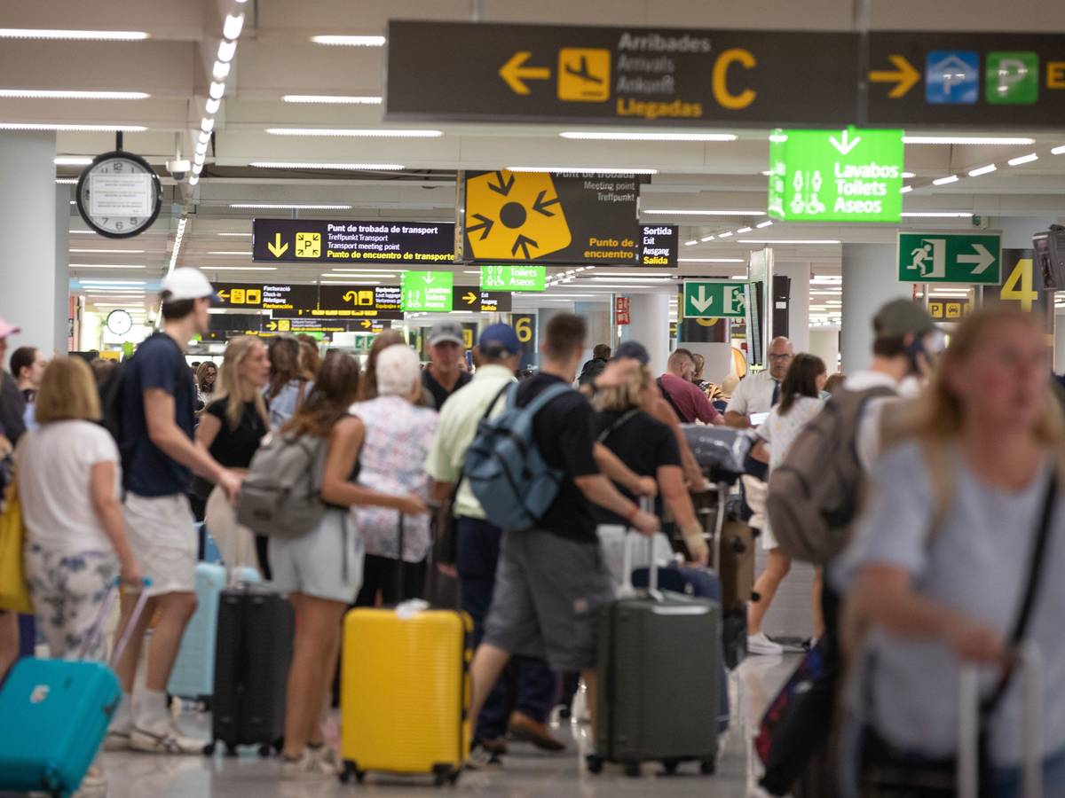 Passagiere im Ankunftsbereich des Flughafens Palma de Mallorca. (Symbolfoto)