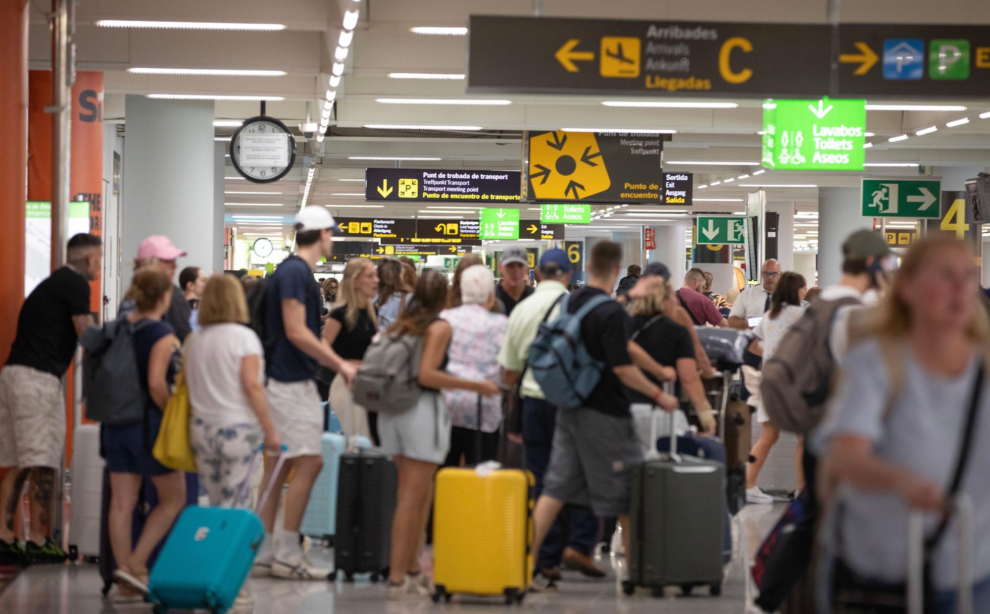 Passagiere im Ankunftsbereich des Flughafens Palma de Mallorca. (Symbolfoto)