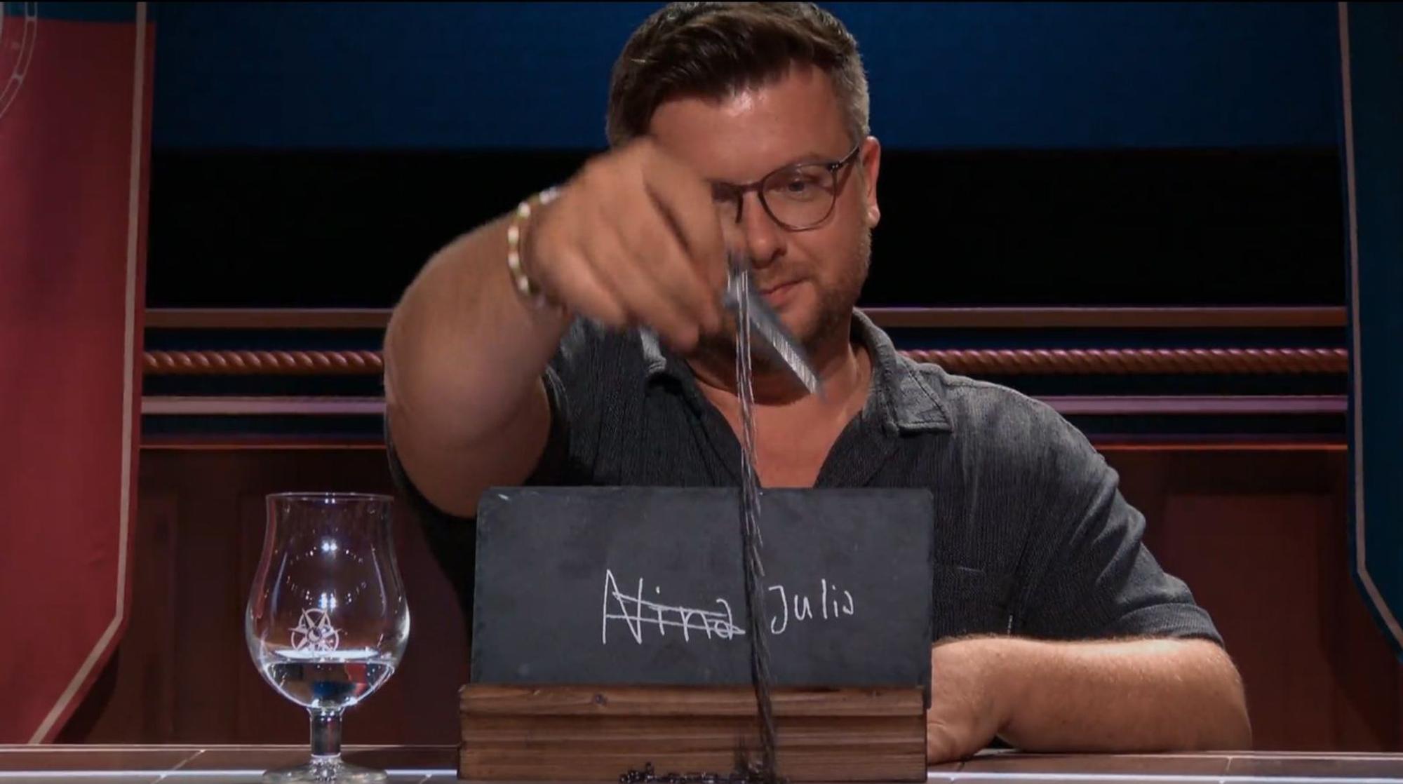 Am Runden Tisch wird Philipp Fleiter zum Zünglein an der Waage. Mit seiner wegen des Dolches doppelten Stimme verurteilt er Julia Meise zur Verbannung - und rettet somit Max Kruse. (Bild: RTL)