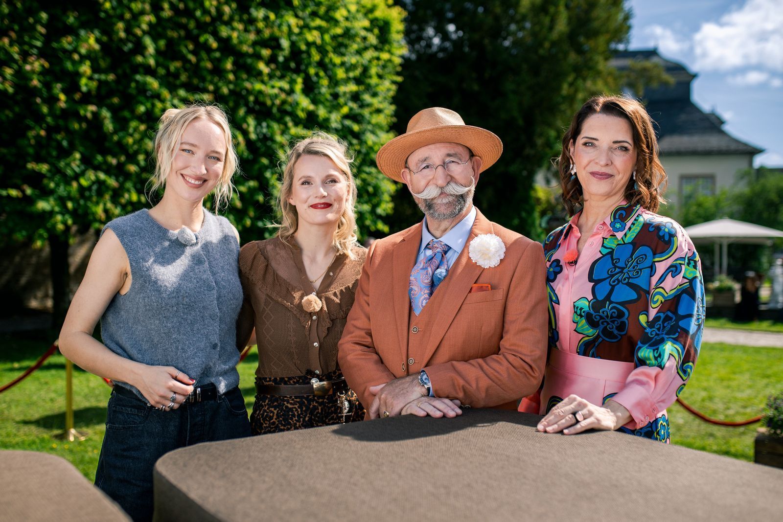 Linn Schütze (von links), Horst Lichter, Leonie Bartsch und Wendela Horz sind Teil der XXL-Ausgabe „Bares für Rares“, die im Schlosspark von Schloss Ehreshoven gedreht wurde. (Bild: ZDF/Eugen Shkolnikov)