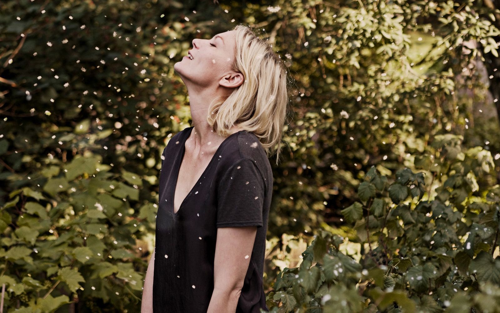Als sie den Weltuntergang kommen spürt, wird die sonst so labile und aggressive Justine (Kirsten Dunst) ganz ruhig und gelassen. (Bild: ARTE France / Christian Geisnaes)