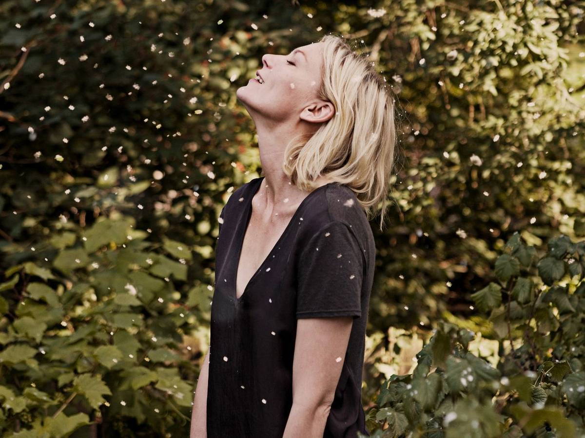 Als sie den Weltuntergang kommen spürt, wird die sonst so labile und aggressive Justine (Kirsten Dunst) ganz ruhig und gelassen. (Bild: ARTE France / Christian Geisnaes)