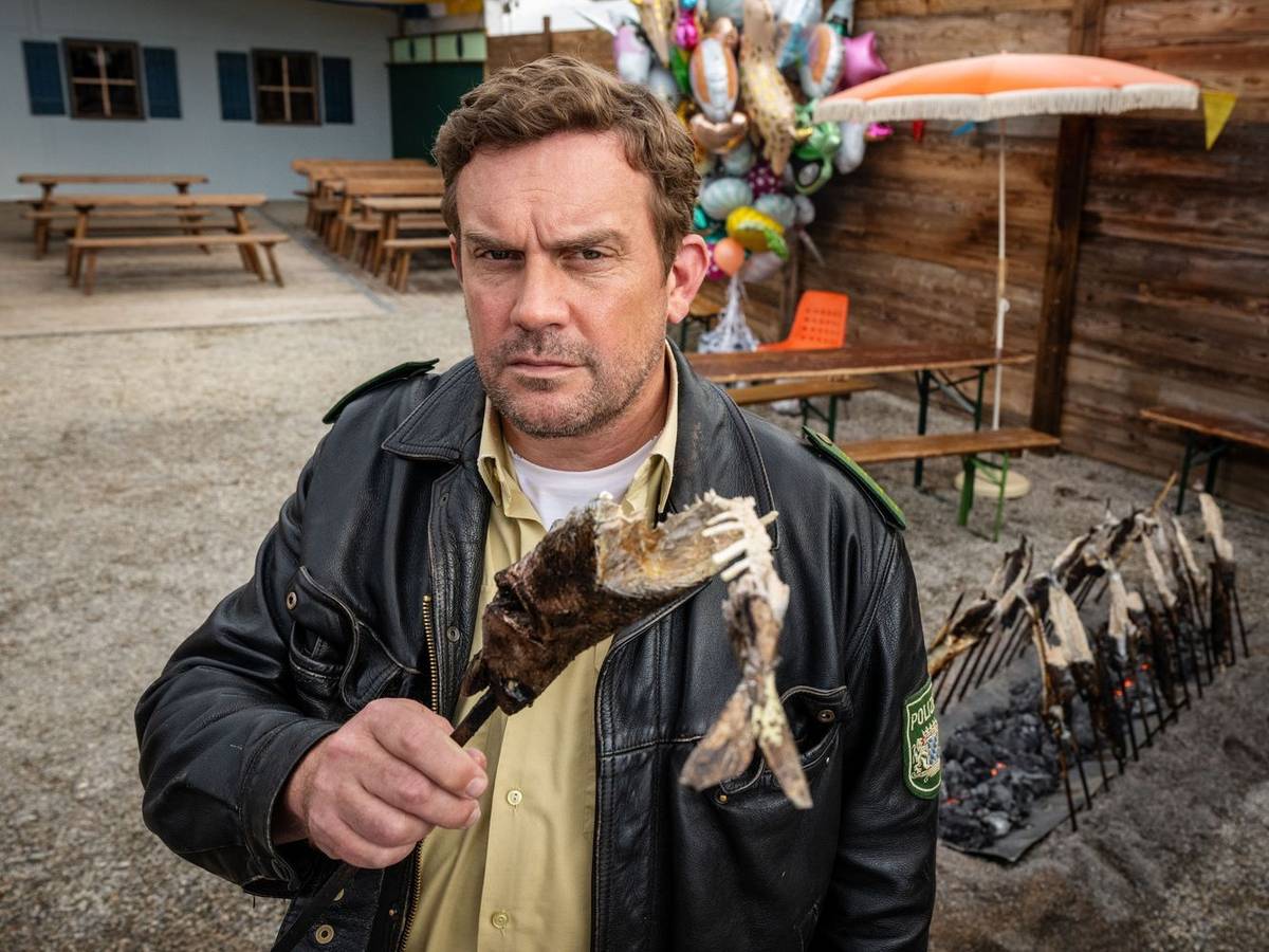 Der Fisch stinkt vom Kopf? Dieser Frage geht Provinzpolizist Franz Eberhofer (Sebastian Bezzel) nach. (Bild: Constantin Film Distribution GmbH/Bernd Schuller)