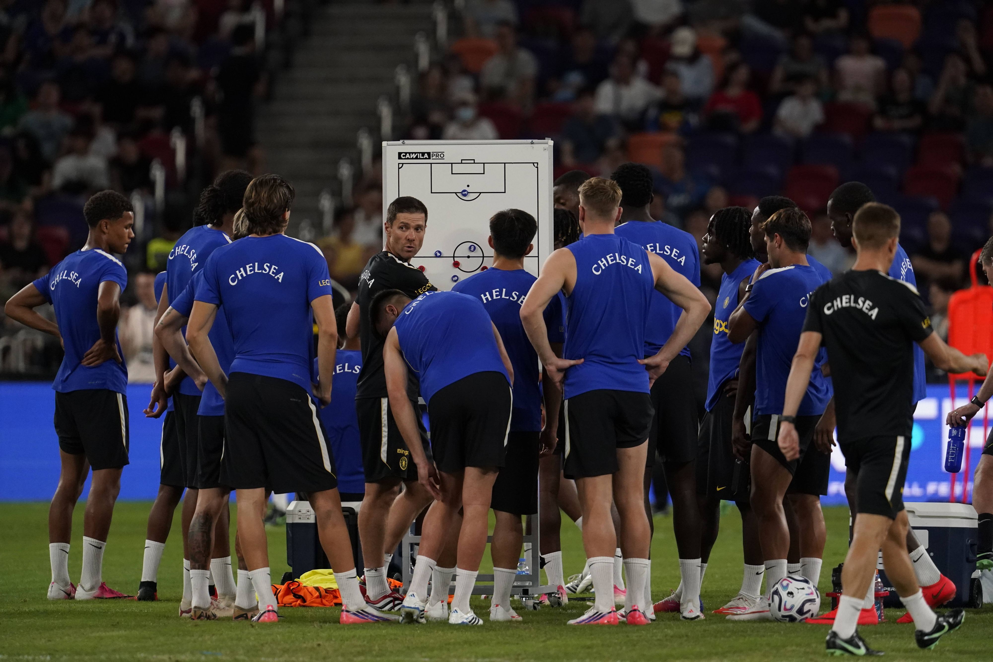 Chelsea-Coach Xabi Alonso gibt seinen Spielern taktische Anweisung am Whiteboard.