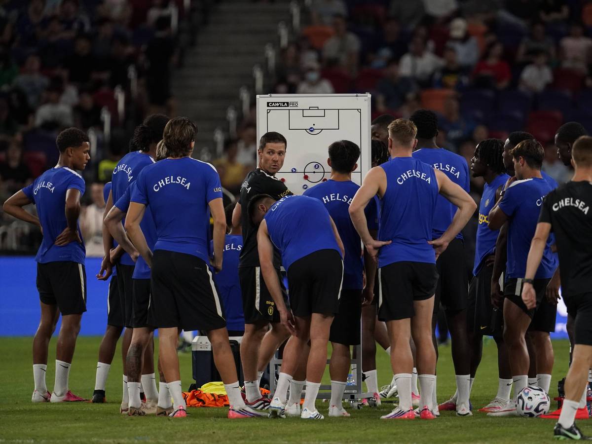 Chelsea-Coach Xabi Alonso gibt seinen Spielern taktische Anweisung am Whiteboard.